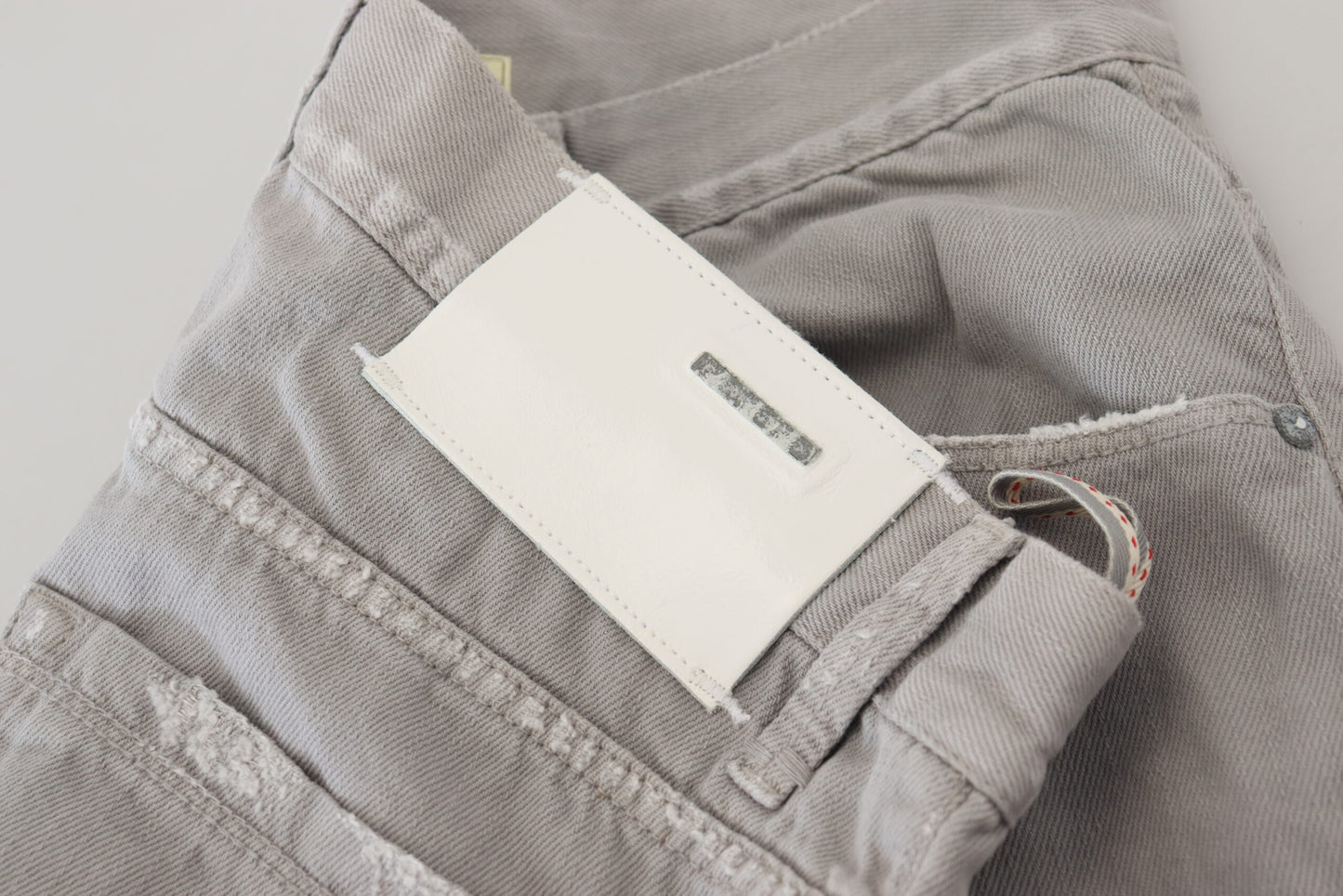 Acht schlanke Jeans in regulärem Denim-Grau