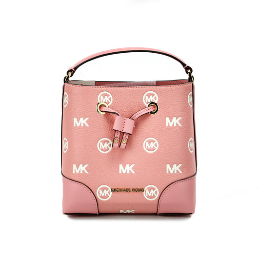 Michael Kors Mercer Kleine Beutel-Umhängetasche mit Primrose-Prägung und Kordelzug