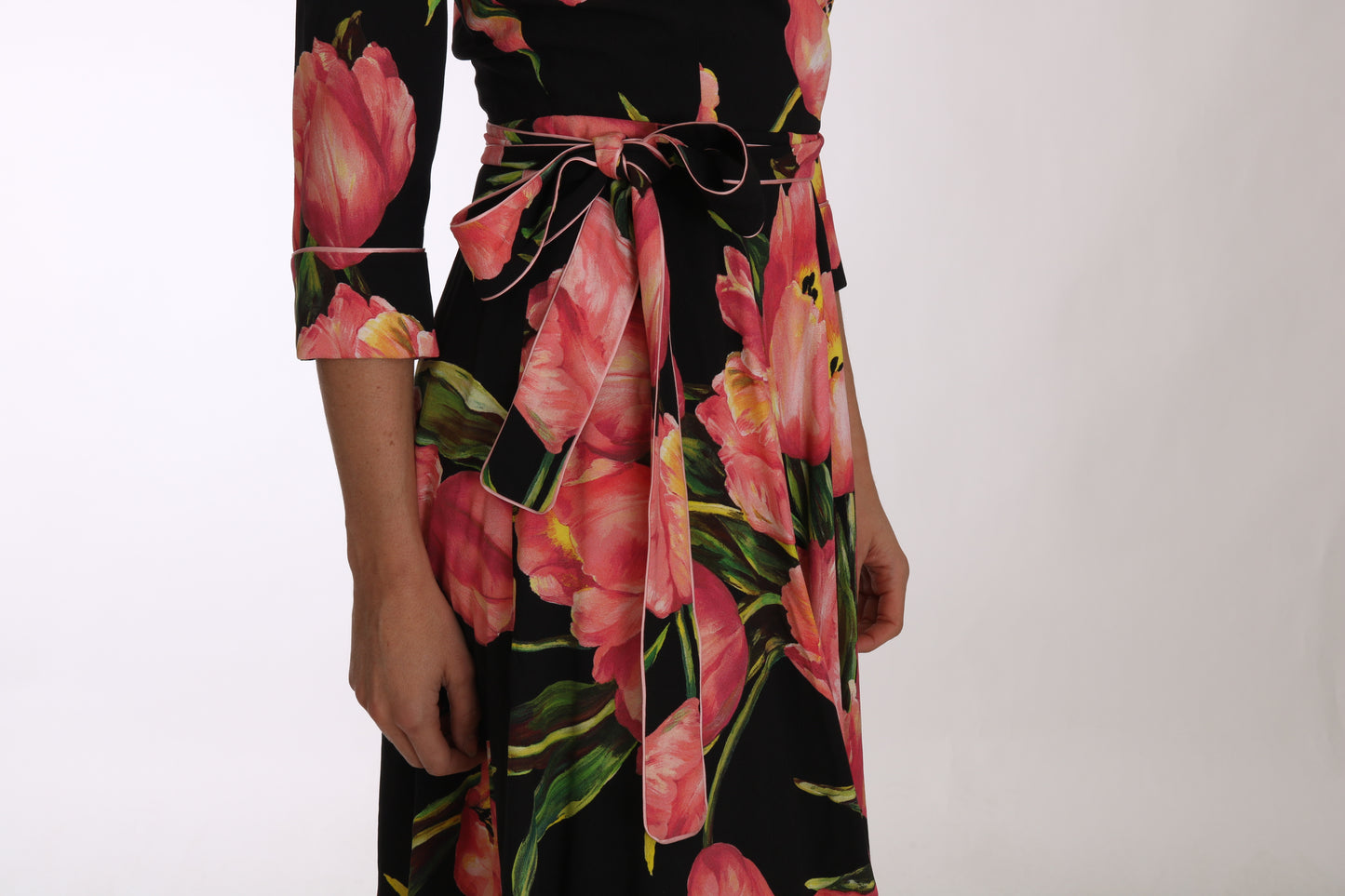 Dolce &amp; Gabbana Elegantes schwarzes Etuikleid mit rosa Tulpen-Print