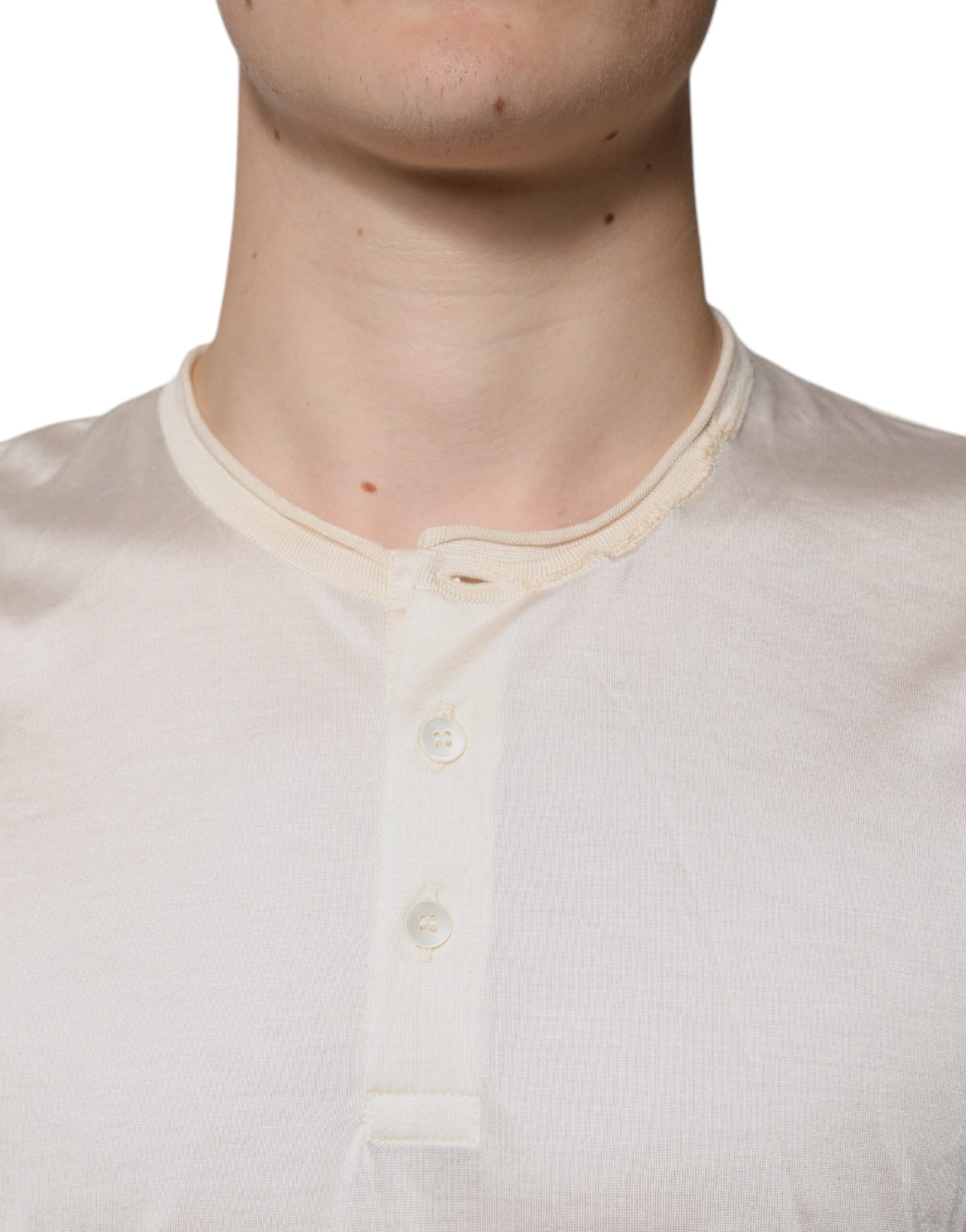 Dolce &amp; Gabbana – Henley-T-Shirt aus Seide mit Rundhalsausschnitt in Off-White