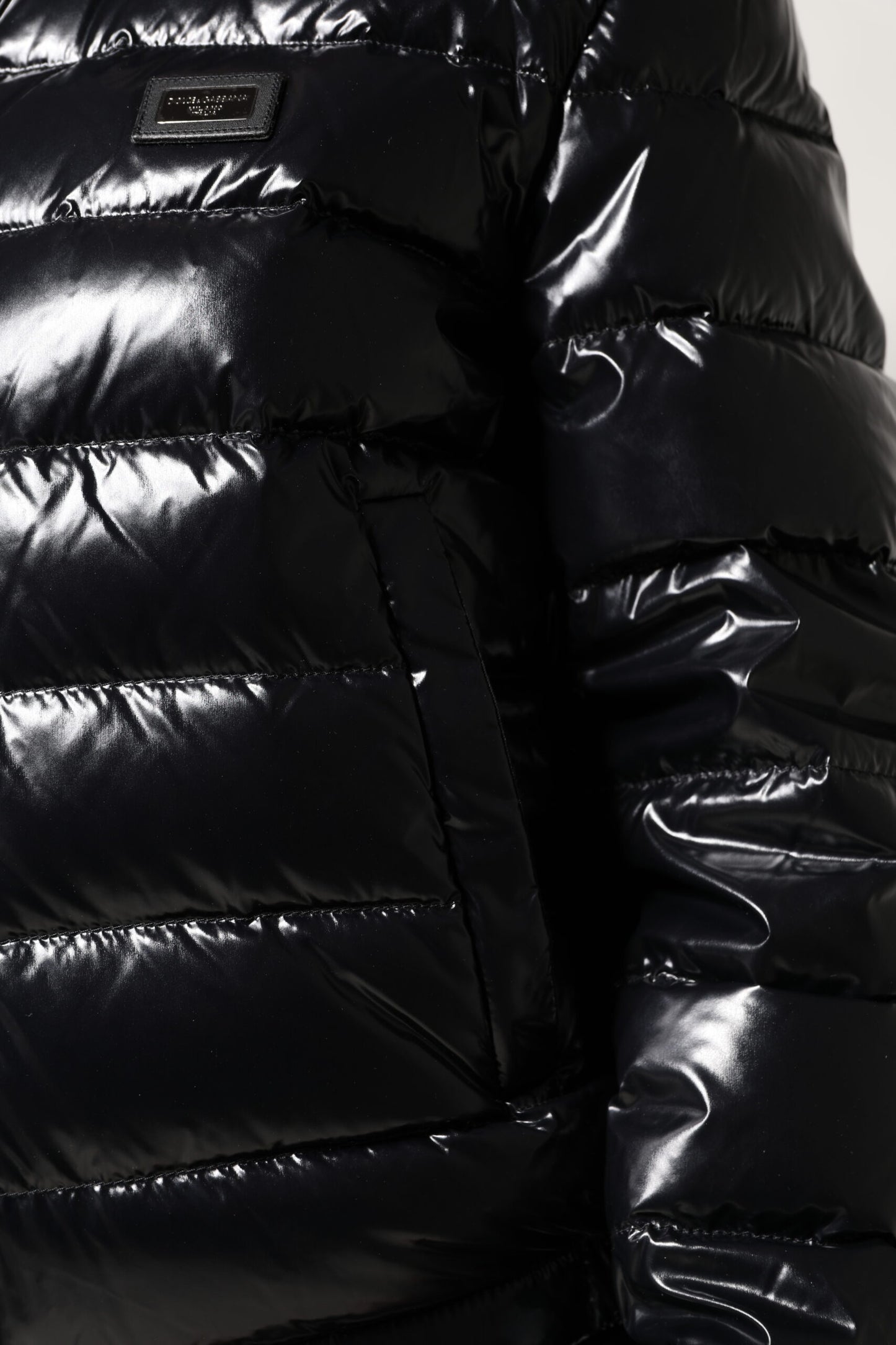Dolce &amp; Gabbana – Pufferjacke mit durchgehendem Reißverschluss und schwarzem Logo-Schild