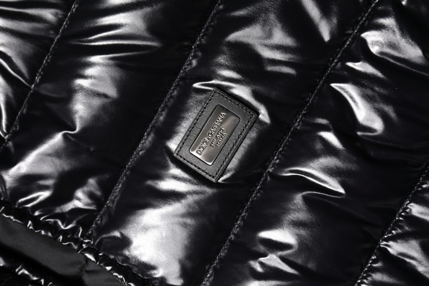 Piumino Dolce &amp; Gabbana con placca logo nera e zip intera