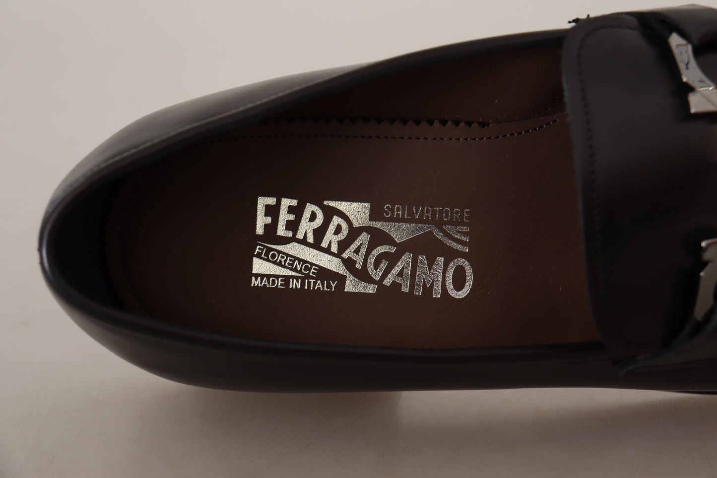 Salvatore Ferragamo elegante schwarze Leder-Haken-Slipper