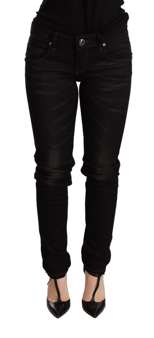 Acht schicke schwarze Skinny-Jeans mit niedriger Taille