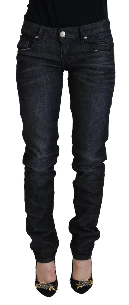 Acht schicke, schwarze, gerade Jeans mit niedriger Taille