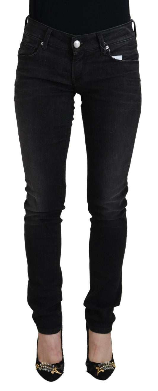 Acht schicke schwarze Jeans mit niedrigem Bund und geradem Bein