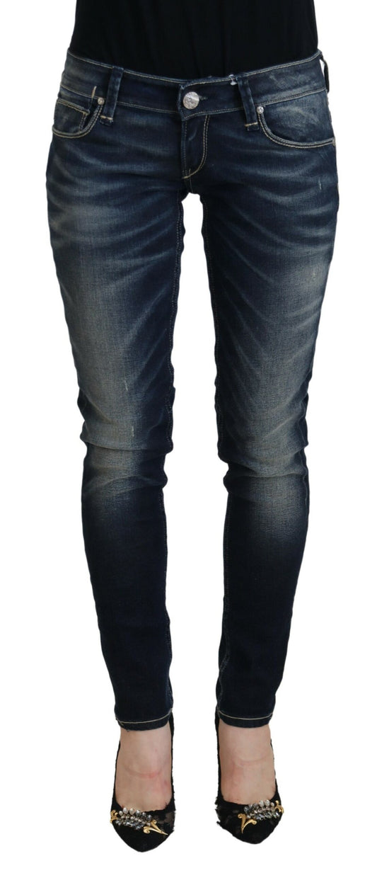 Acht schicke, blau verwaschene Skinny-Jeans mit niedriger Taille