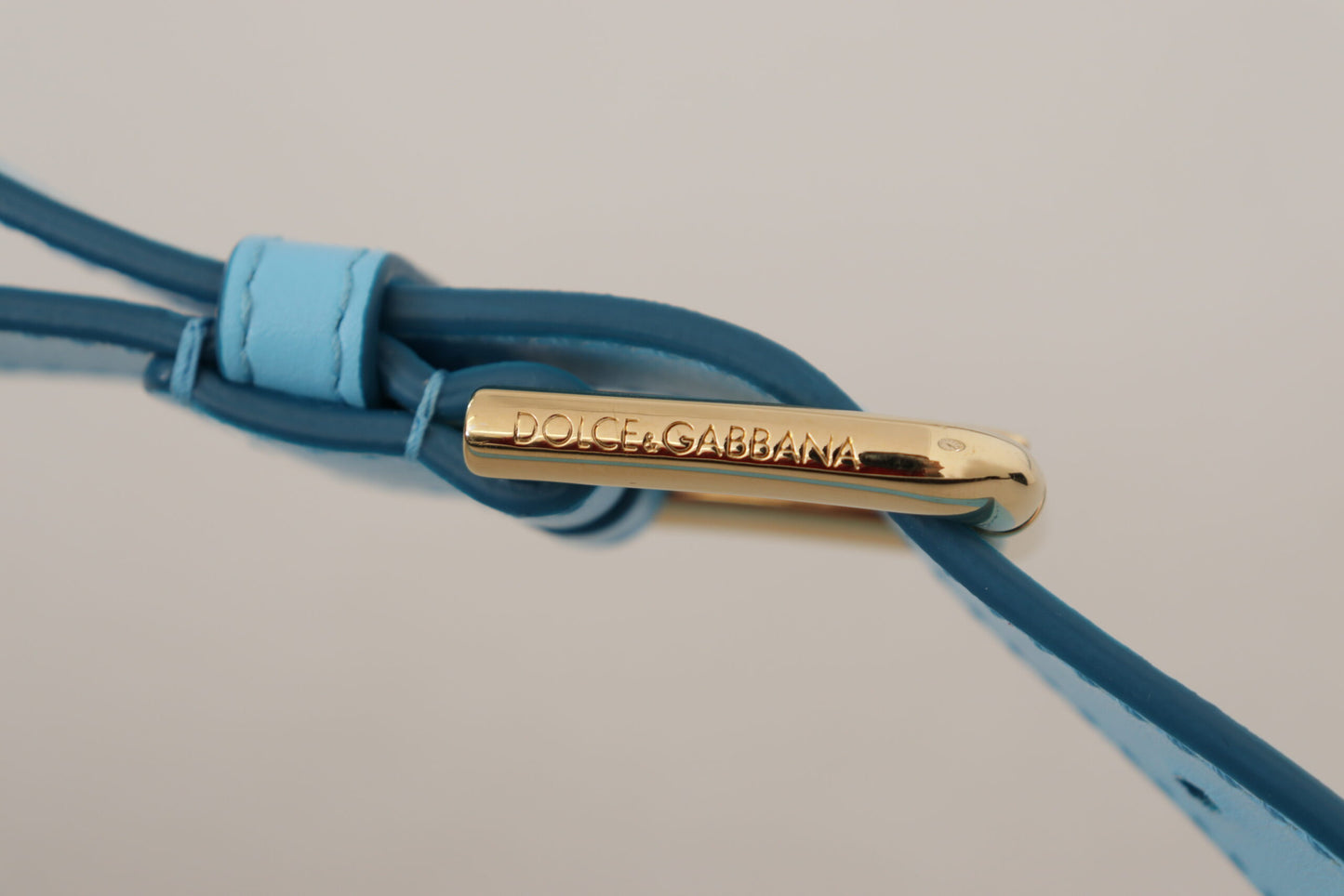 Dolce &amp; Gabbana Eleganter himmelblauer Ledergürtel mit Logo-Schnalle