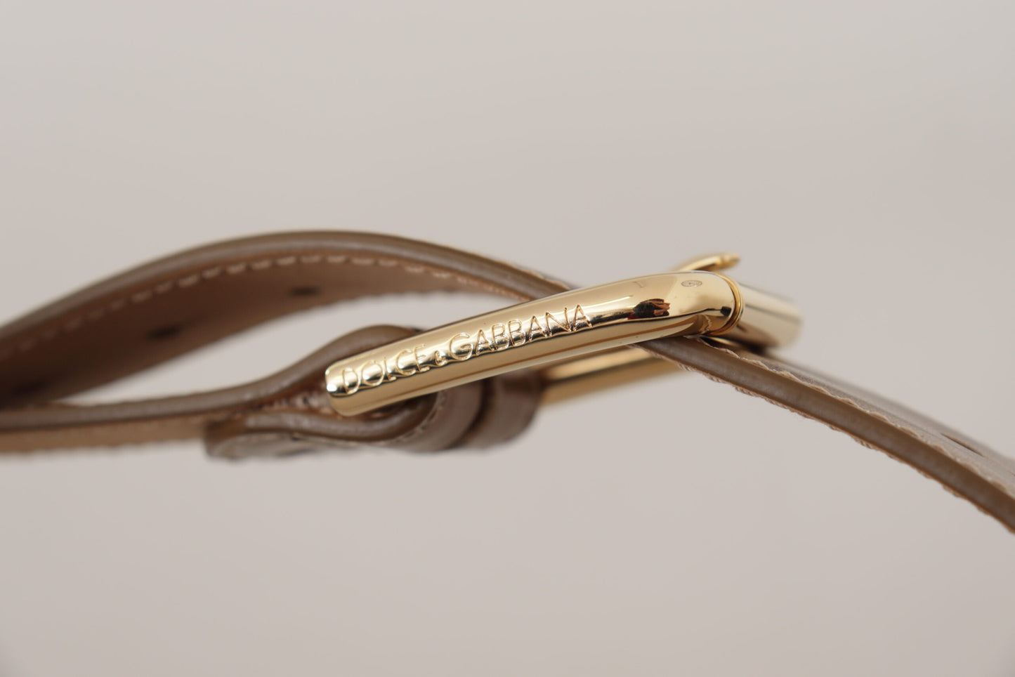 Dolce &amp; Gabbana Eleganter bronzefarbener Ledergürtel mit Logo-Schnalle