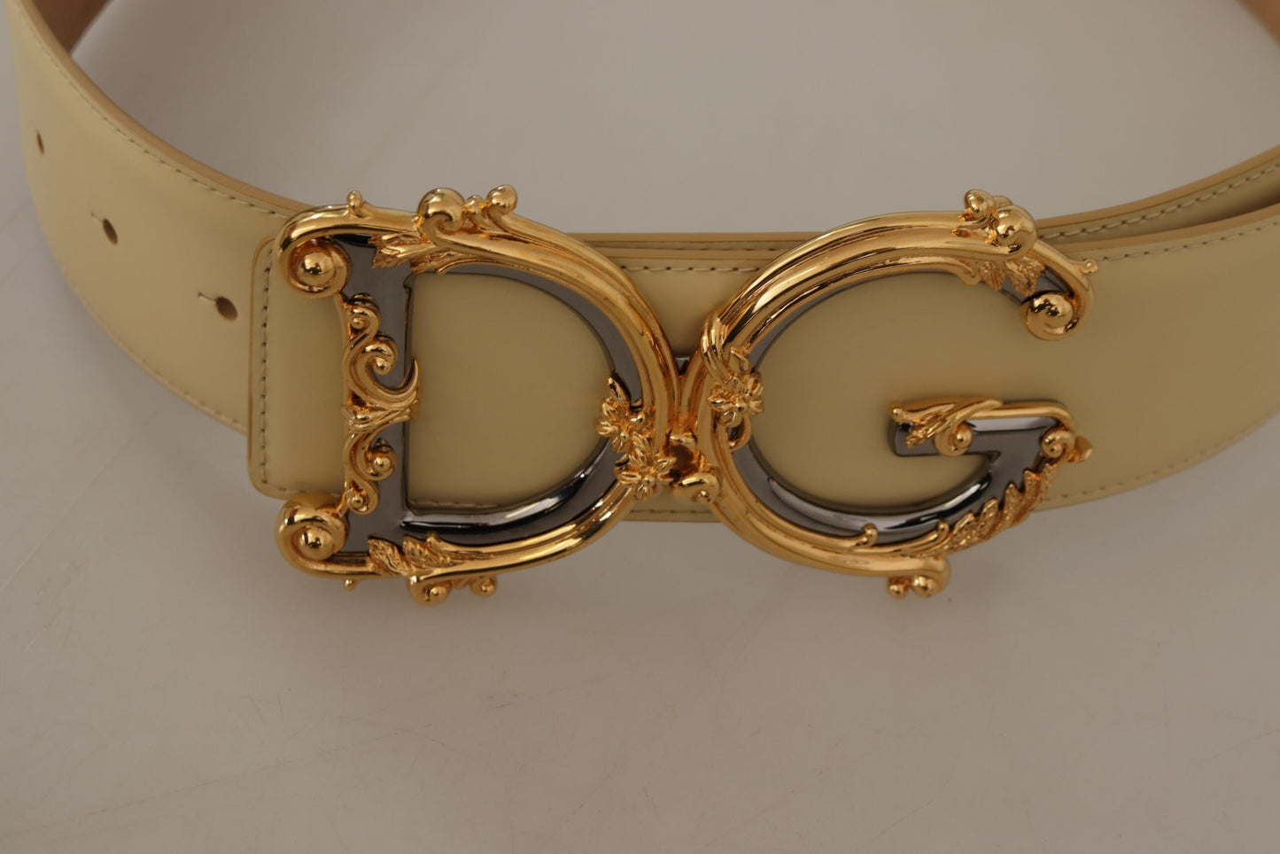 Dolce &amp; Gabbana Beigefarbener Ledergürtel mit gravierter Schnalle