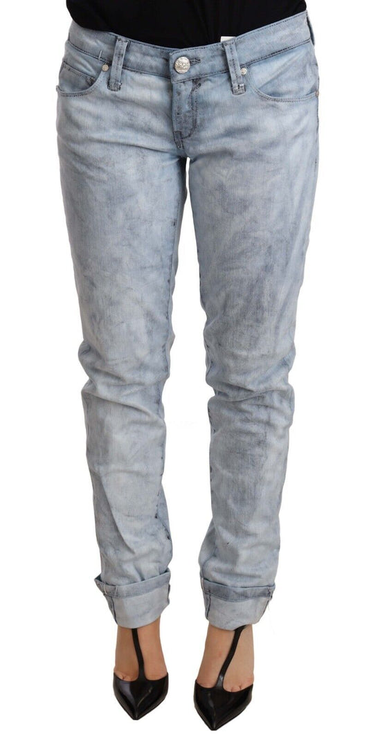 Acht schicke hellblaue Push-Up-Denim-Jeans